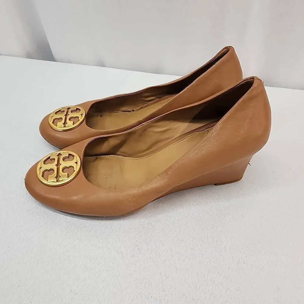 Tory Burch Size 6.5 Chelsea Wedge Pumps Tan Leather Medallion Round Toe Comfort